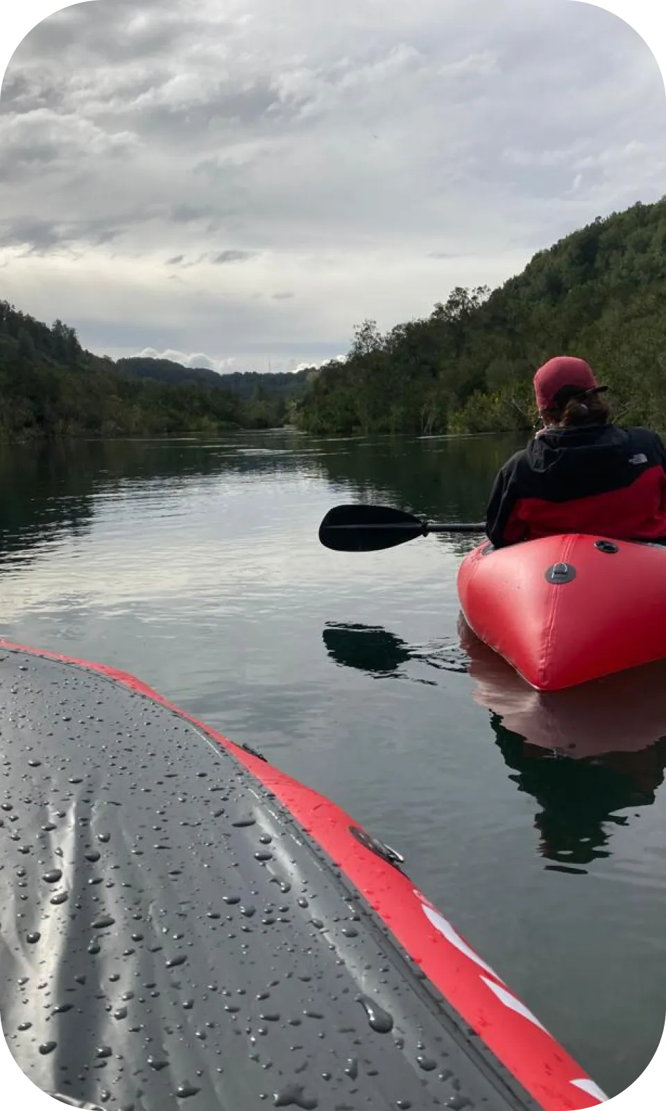 persona remandos sobre un rio en un tour de chacha planet